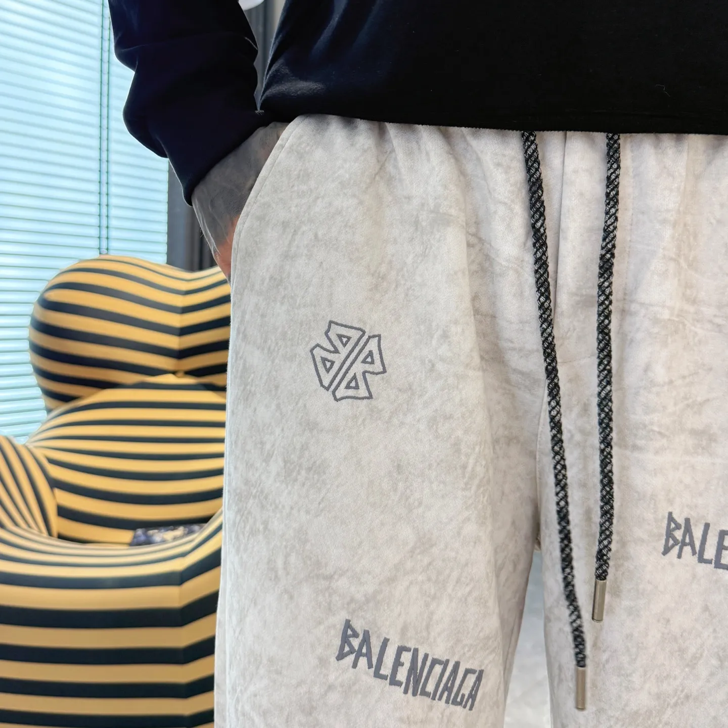 Balenciaga 🆕2026 Autumn and Winter New Arrival Casual Pants! The official website will be released simultaneously. Brand Classic LOGO casual pants, customized fabrics, excellent comfort and strong touch. Highly recognisable, perfect appearance and craftsmanship. Size:M-3XL